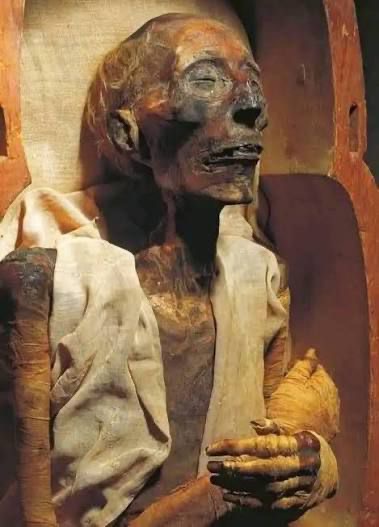 The process of mummification of bodies in Egypt